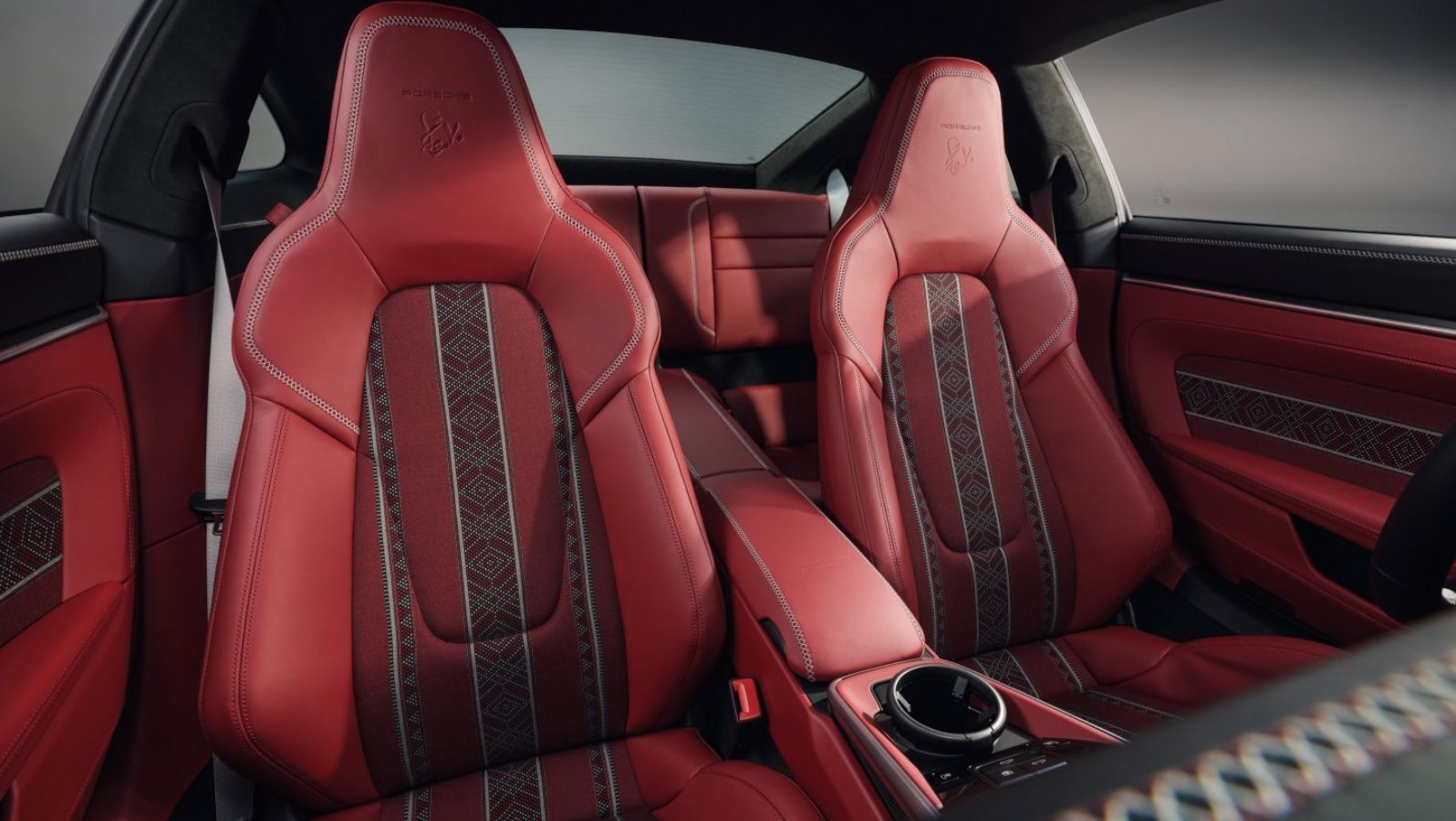 H Porsche παρουσιάζει τις τρεις πιο εξατομικευμένες 911! 